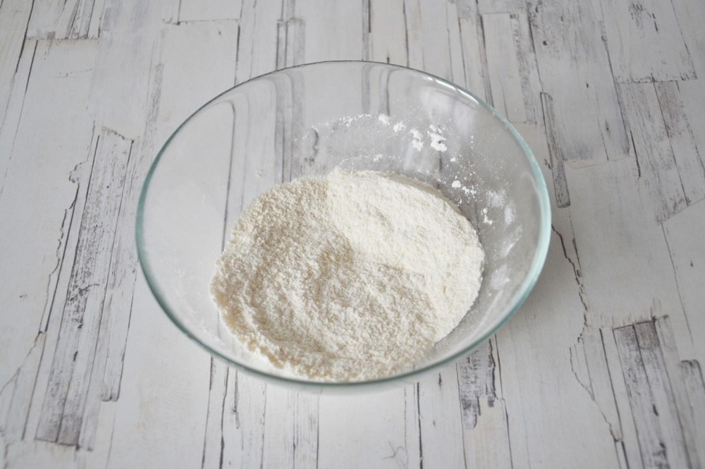 мука с сахаром в миске