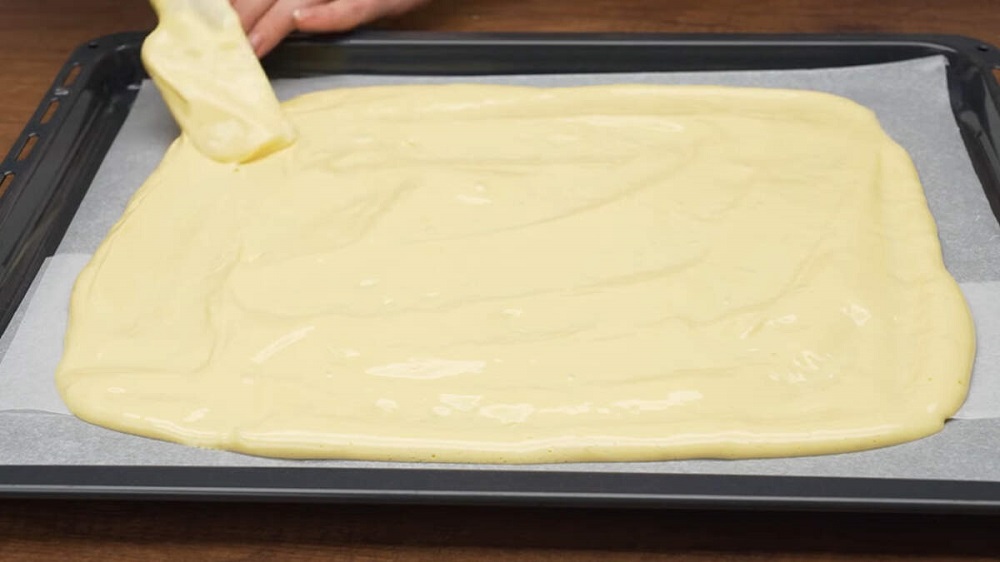 противень с тестом на бисквит