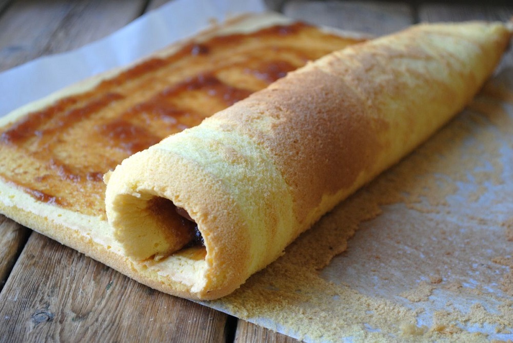 женские руки скручивают бисквит