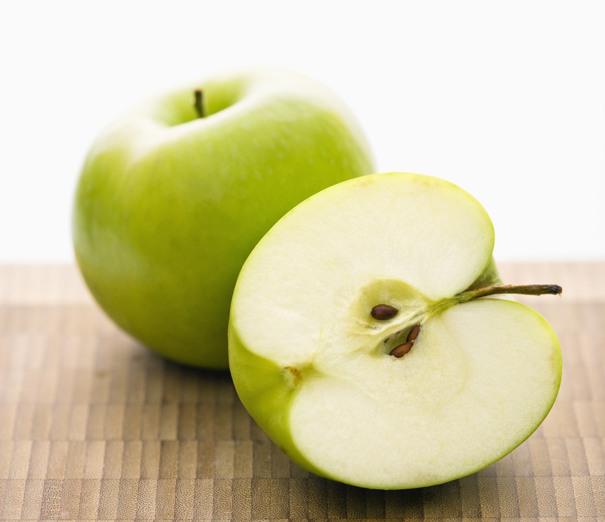 Яблоко в 2 месяца. Зеленое яблоко фото. Яблоко школьное. Купить через яблоко. Сколько стоит попиты яблочко.