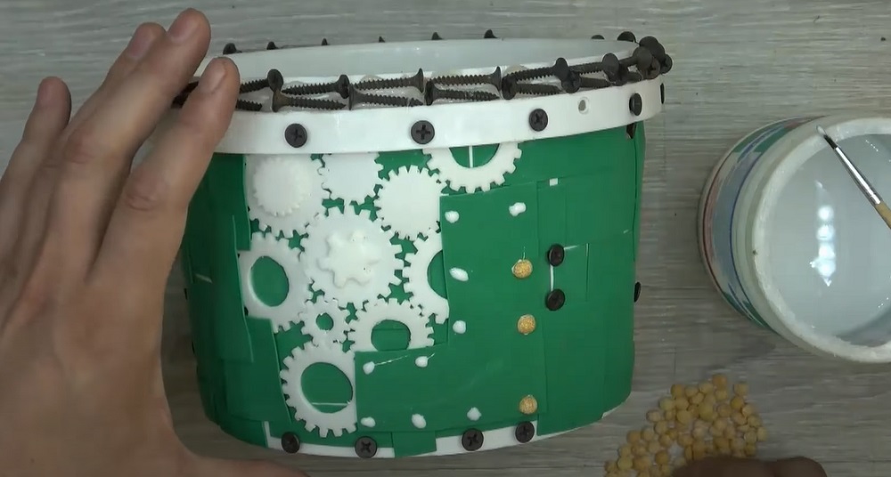 приклеить горох на ведро