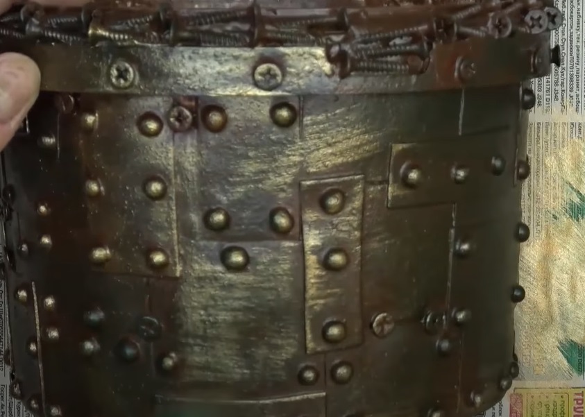 вскрыть горшок зеленой и золотой краской