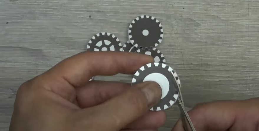 наклеить шестеренки на фоамиран