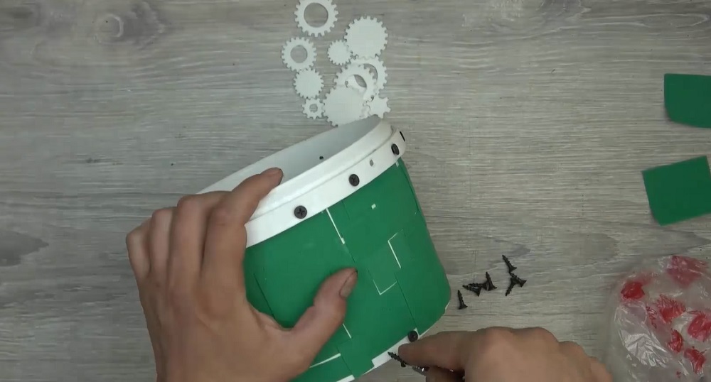 прикрутить шурупы на ведро