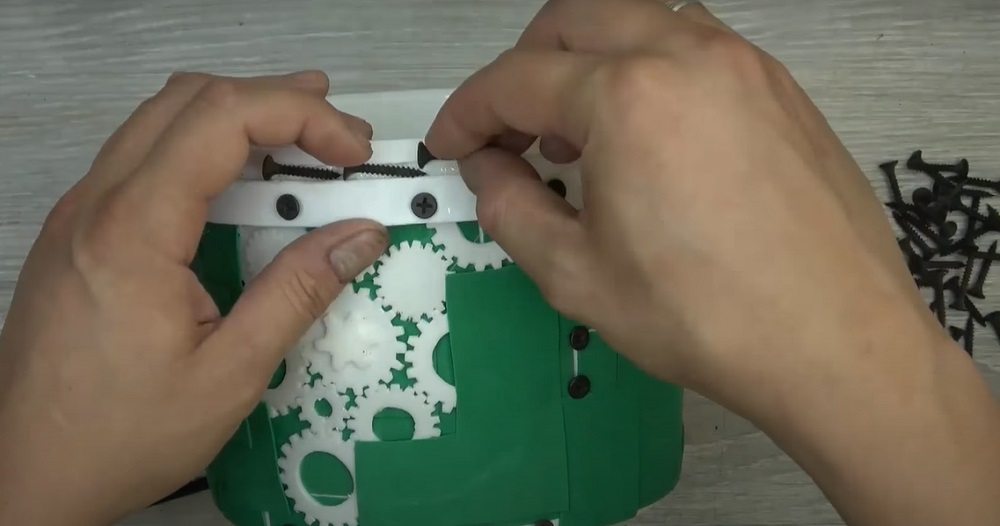 закрепить шурупы на горячий пистолет