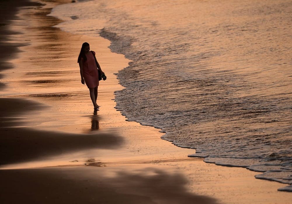 гуляй на берегу в одиночестве