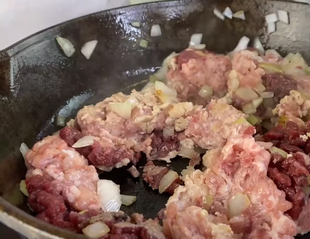 жарить фарш с луком