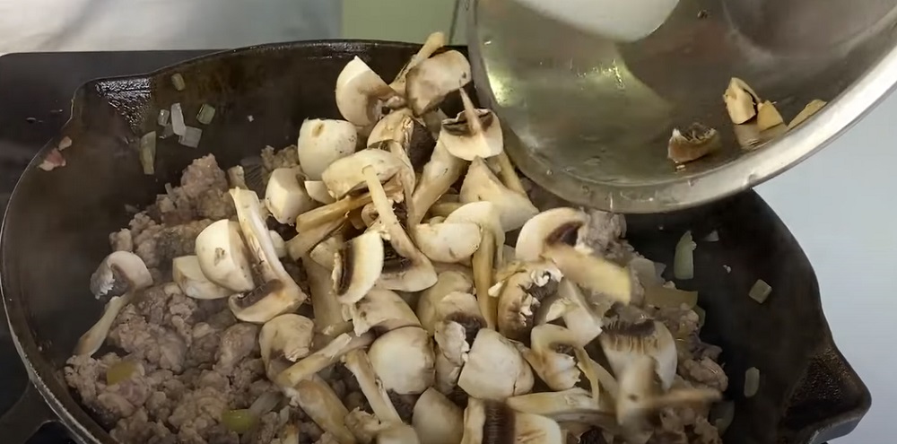жарить фарш с грибами