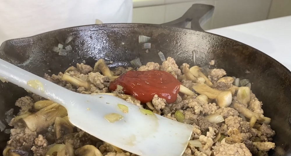 добавить к фаршу кетчуп