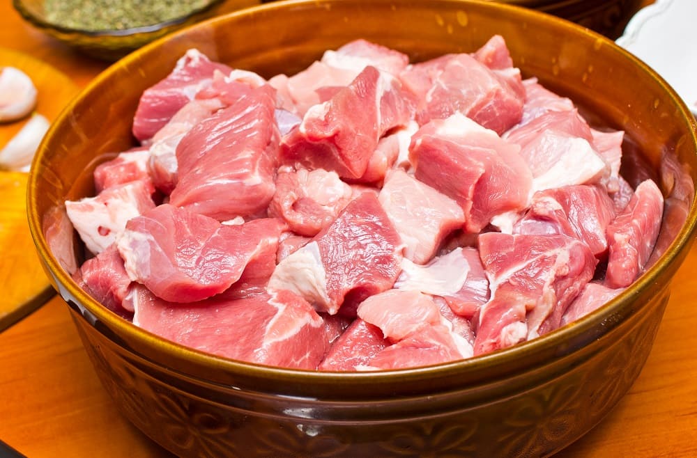 нарезать мясо для шашлыка