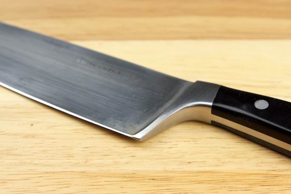 нож на столе