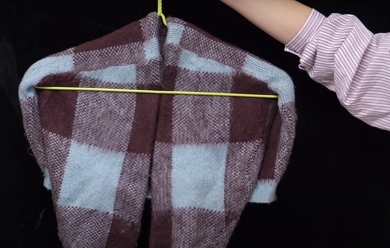 способ, как повесить свитер на вешалку