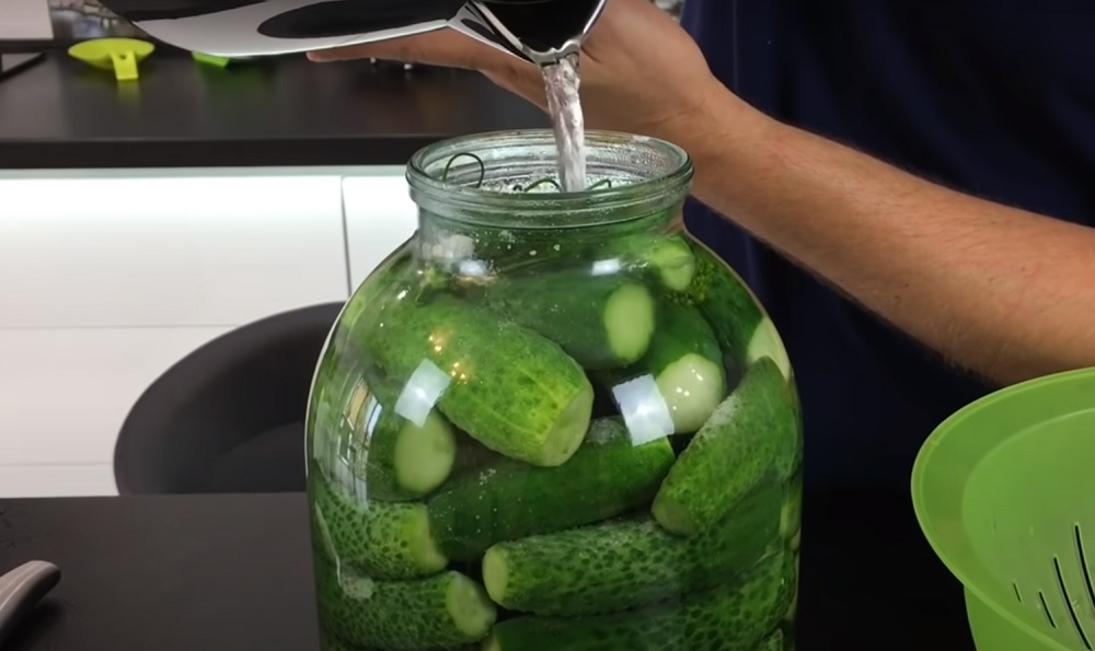 заполнить банку кипятком