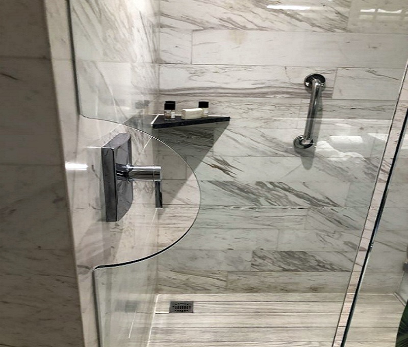 дверь с отверстием