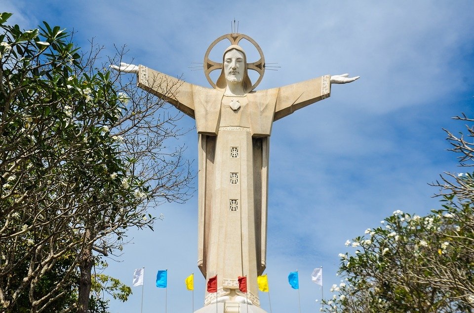 известные статуи статуя христа во вьетнаме