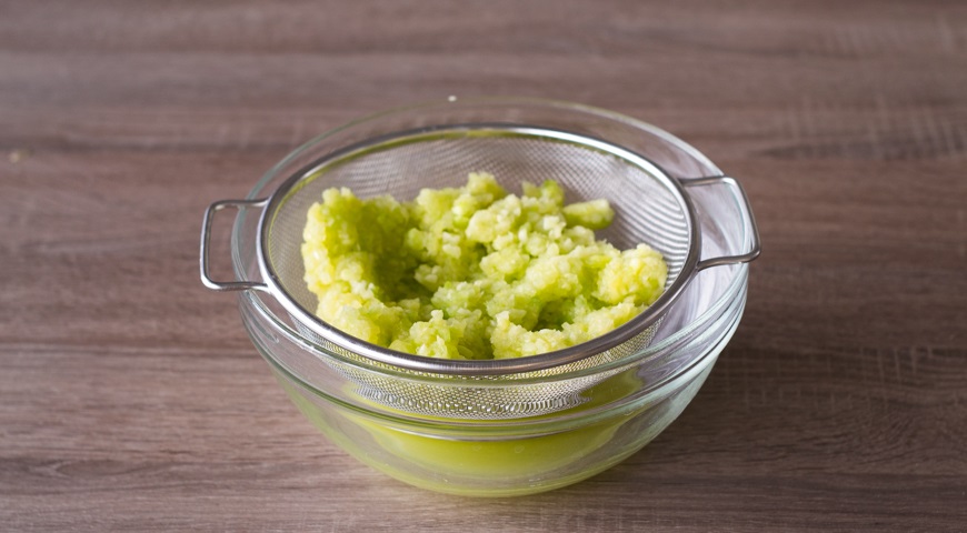 измельчить кабачки