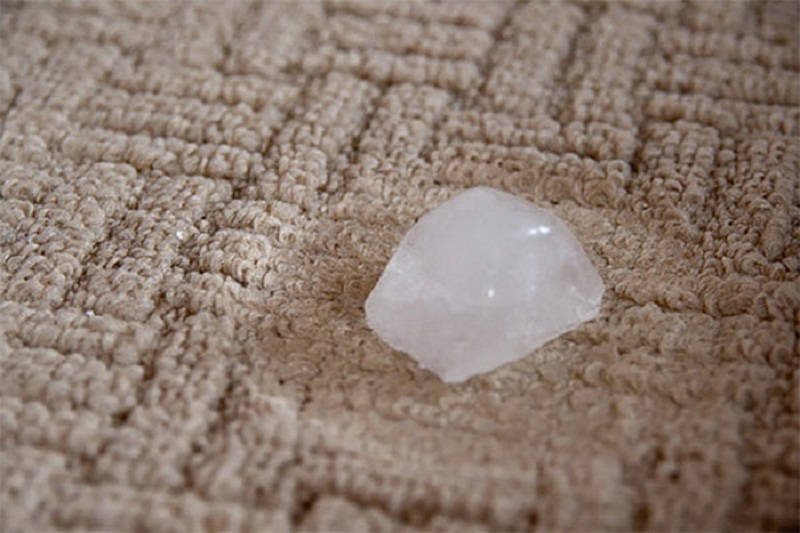 как убрать вмятины на ковре