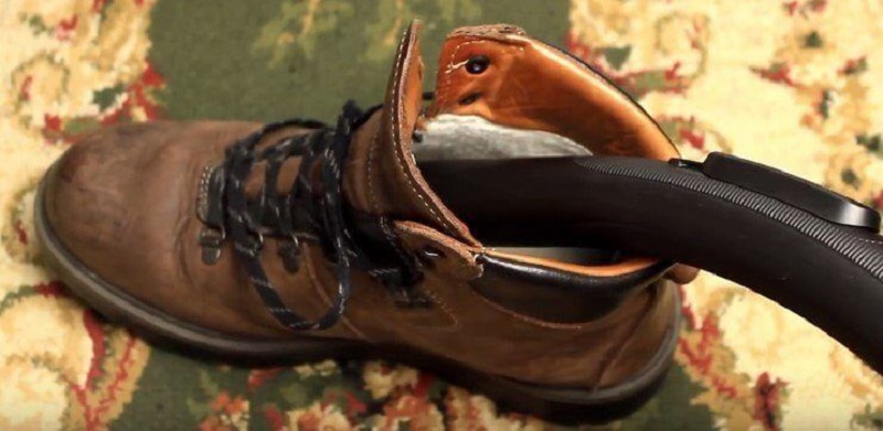 высушить обувь пылесосом