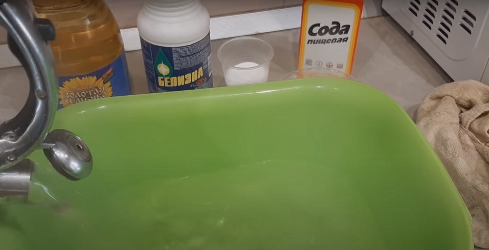  вылить кипяток в тазике