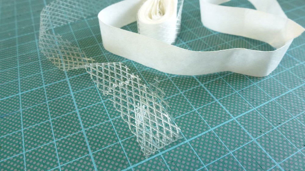 закрепить шов с помощью клеевой