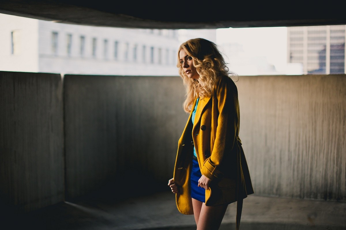  желтое пальто и синяя юбка