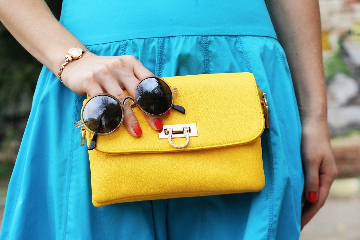  голубое платья и желтая сумка
