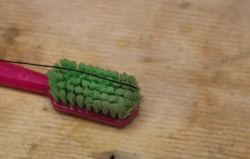 нитка на зубной щетке