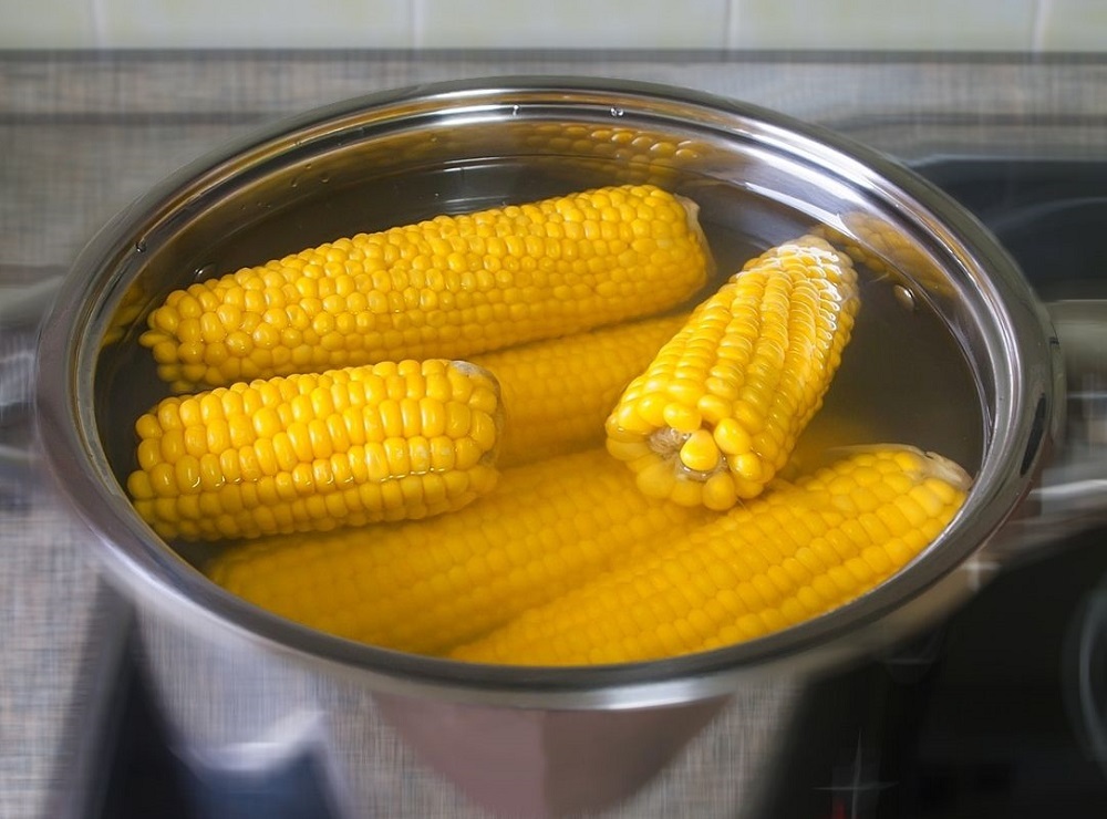 кукуруза в кастрюле с водой