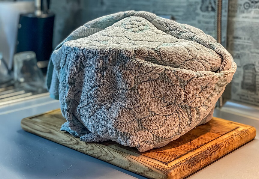 кастрюля с кукурузой в полотенце