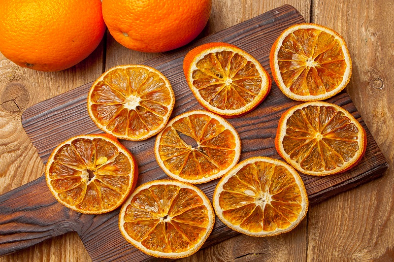 Нарезанный апельсин. Апельсин кружочками. Сушеные апельсины для декора. Запеченный апельсин.