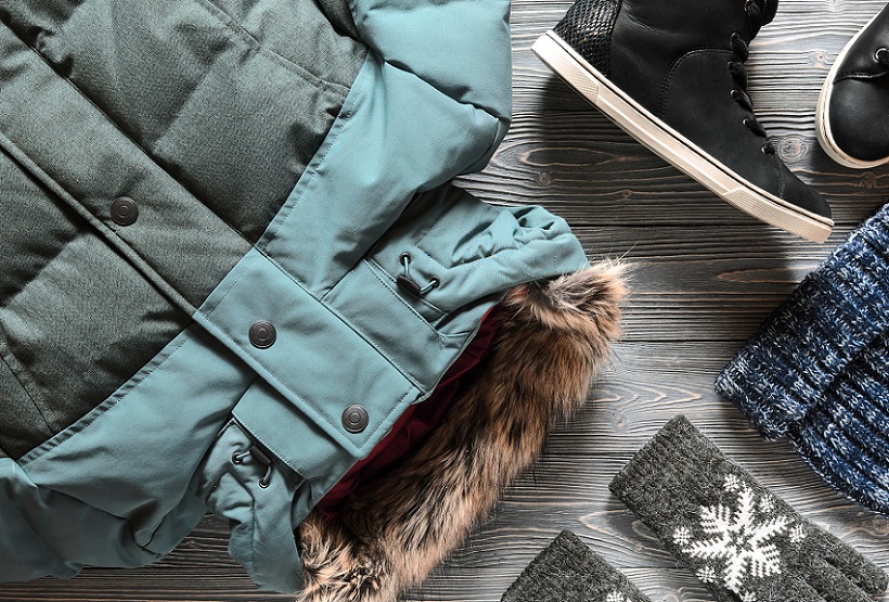 пушистый пуховик и носки