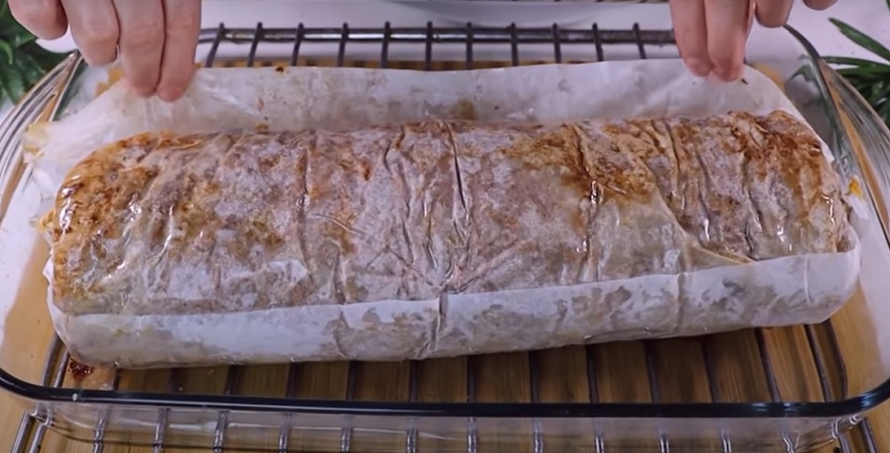 развернуть мясной рулет из пергамента