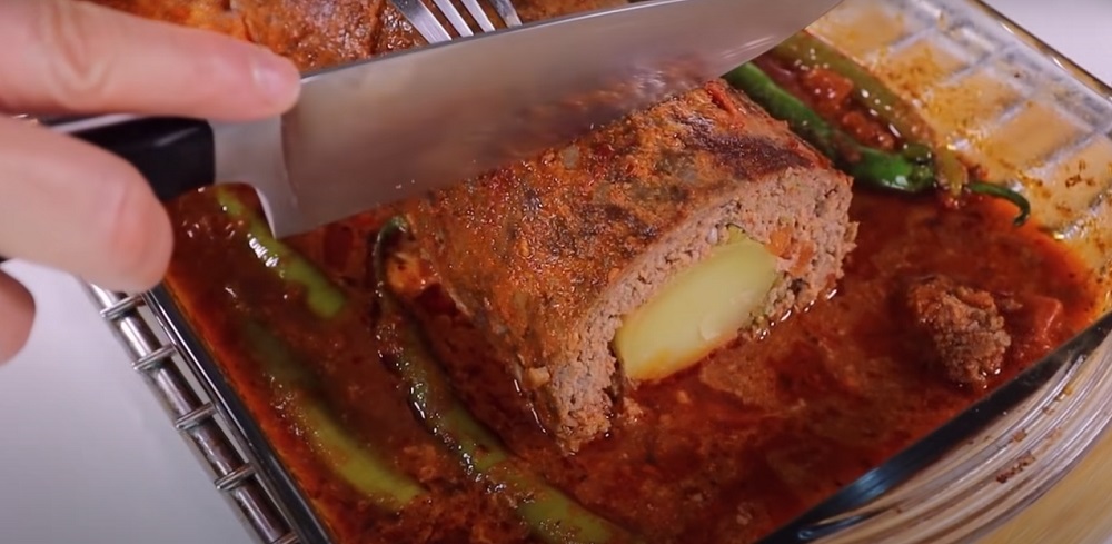 нарезать готовый мясной рулет с картошкой