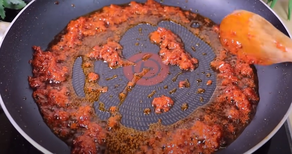 прожарить томатную пасту на растительном масле