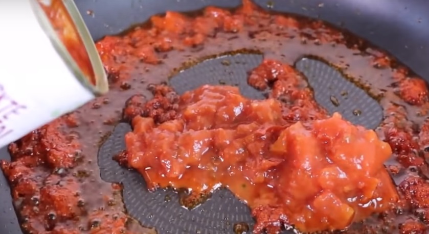 добавить к заправке консервированные томаты