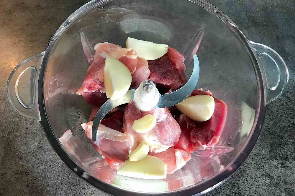 мясо с с луком в блендере