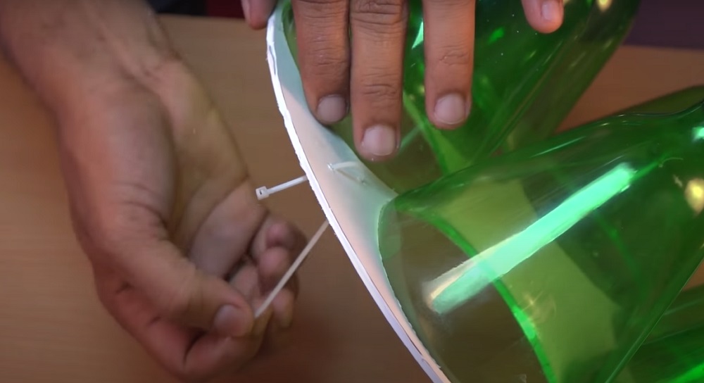 закрепить заготовку хомутами на вентиляторе