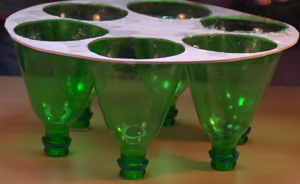 закрепить заготовки из бутылок скотчем