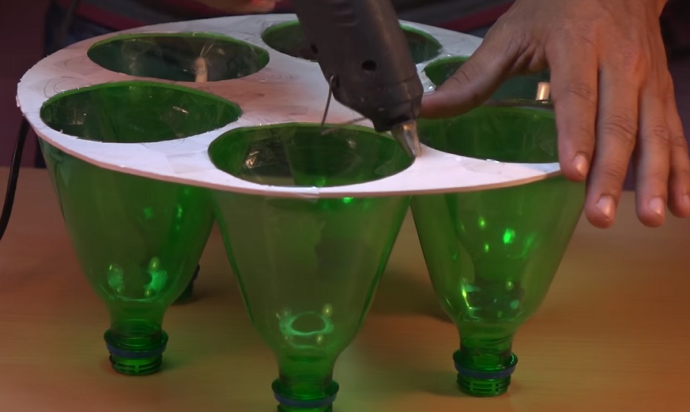 закрепить заготовку из бутылок клеевым пистолетом