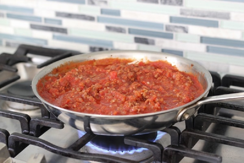 фарш с томатной пастой в сковороде