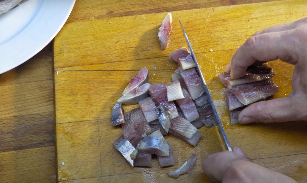 нарезать сельдь на кусочки