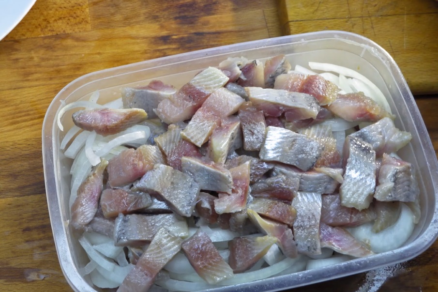 выложить рыбу с луком слоями