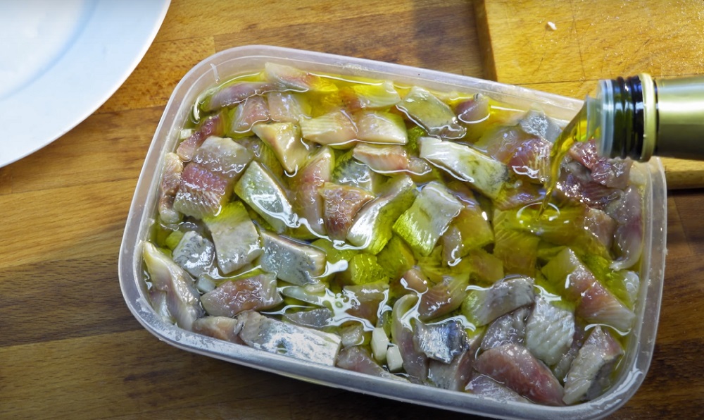 залить селедку оливковым маслом