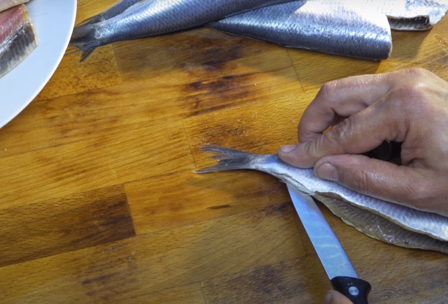 удалить плавник с сельди