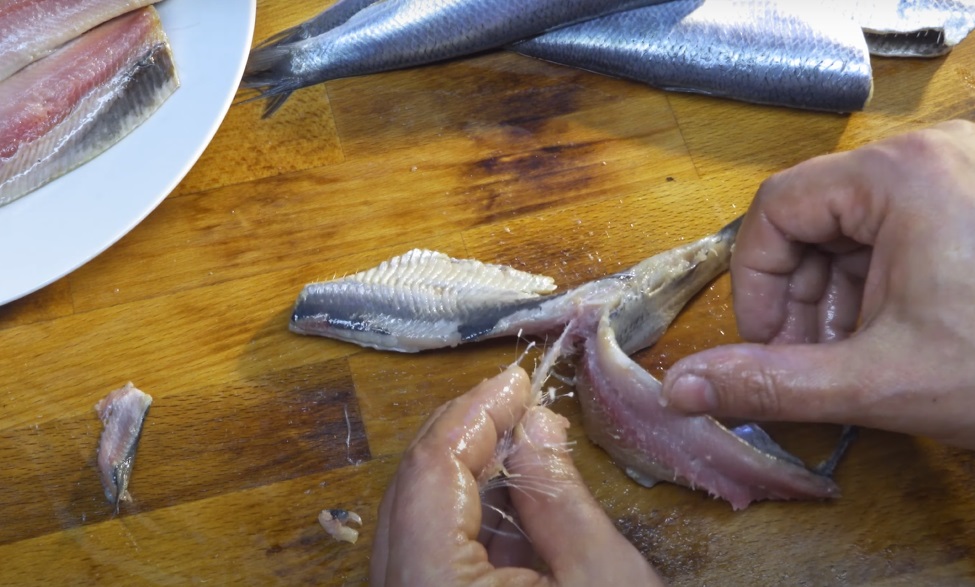 снять филе сельди с хребта