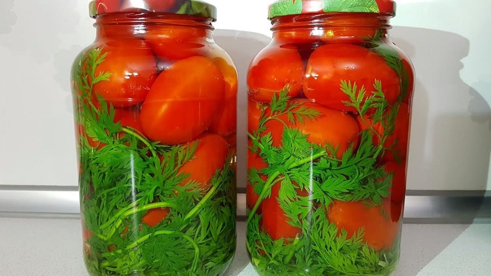 маринованные помидоры с морковной ботвой