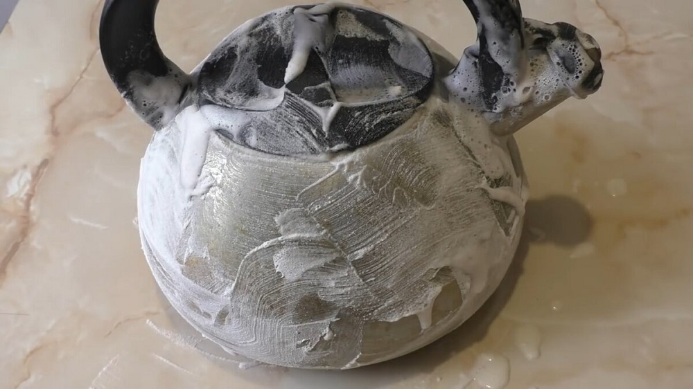 отмыть нагар на чайнике содой