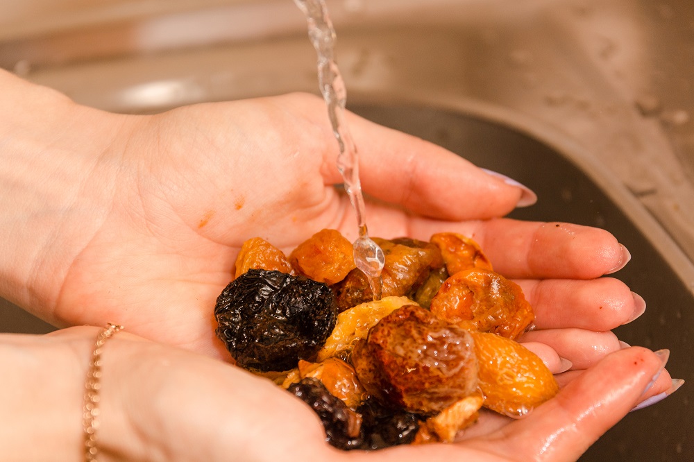 помыть сухофрукты