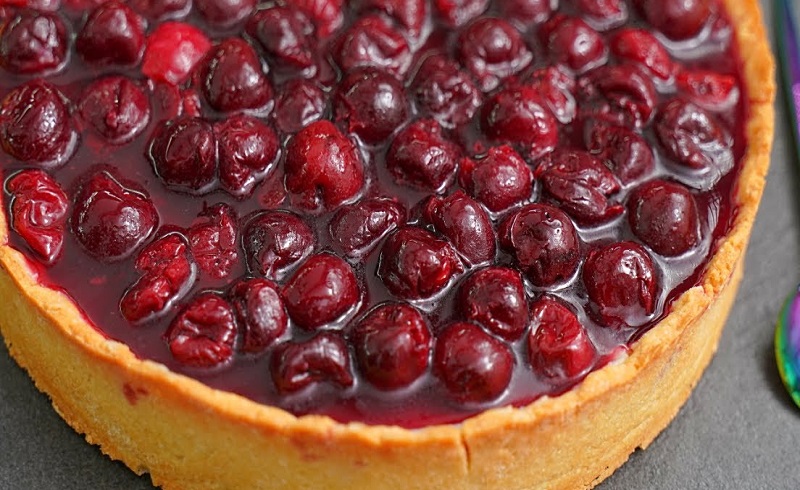 готовый пирог с творогом и вишней