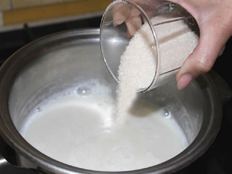 всыпать сахар в кастрюлю с молоком